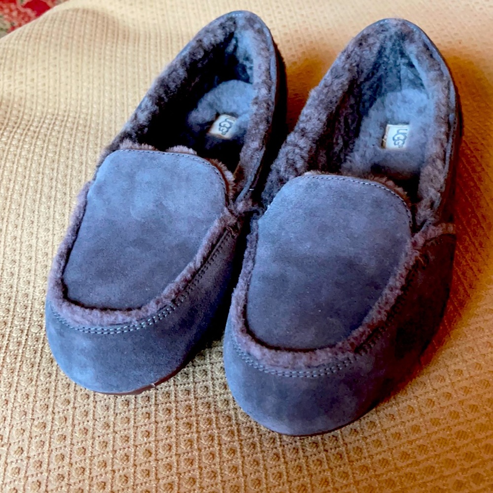 NWOT UGG fleece-lined moccasins. Size 10M. Euro size 41. Suede.
